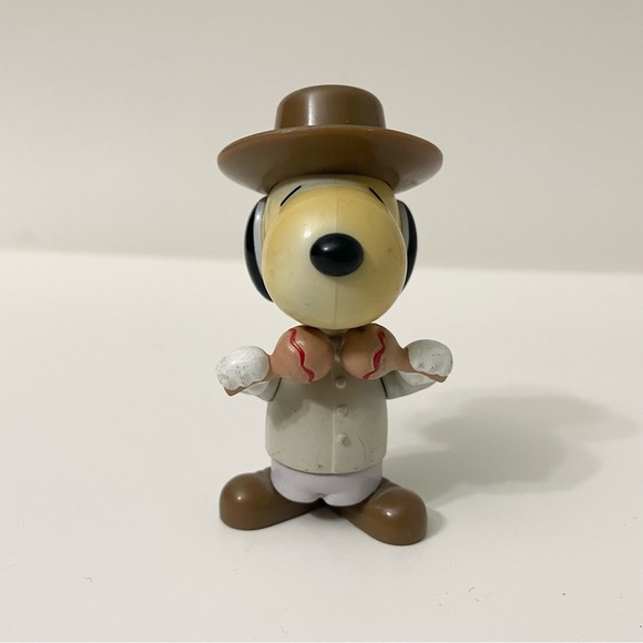 Vintage Snoopy World Tour Venezuela with Maracas Figure - Picture 1 of 10